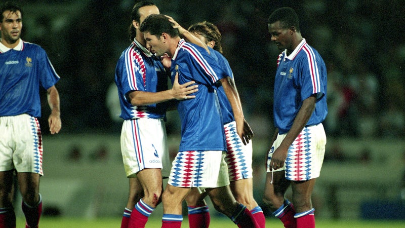 "Deux buts, c’est beau": le jour où Zidane avait éclaboussé de son talent son premier match avec les Bleus