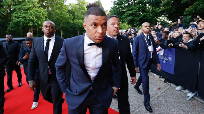 Un Ballon d'or sans avoir gagné de titres collectifs? Ces précédents qui donnent de l'espoir à Mbappé