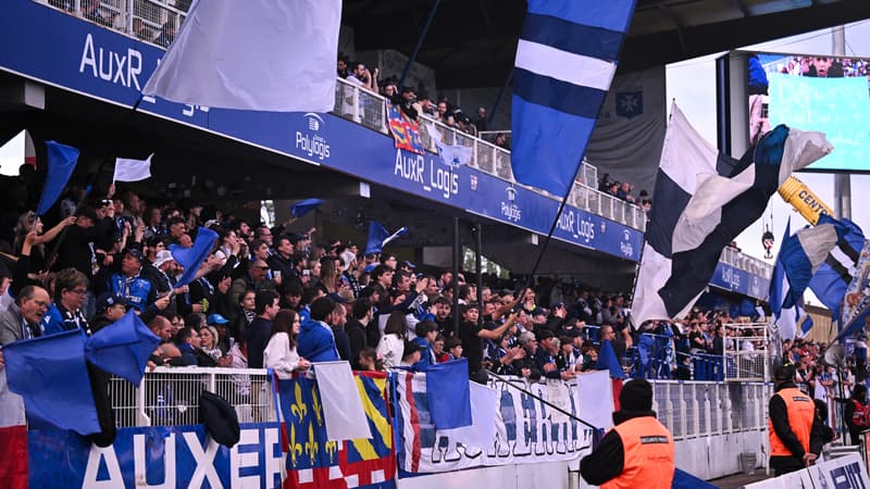 "Dégage", "Casse-toi": les supporters auxerrois réclament le départ de leur directeur sportif et disent au revoir à Pélissier