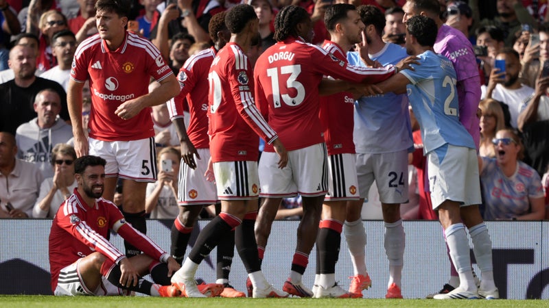 Manchester United-Manchester City: le mauvais geste de Phil Foden, exclu pour un accrochage avec Bruno Fernandes
