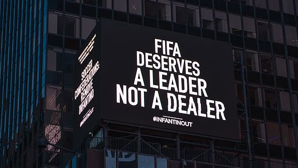 "La Fifa mérite un leader, pas un dealer": des panneaux d'affichage à Times Square demandent la démission d'Infantino