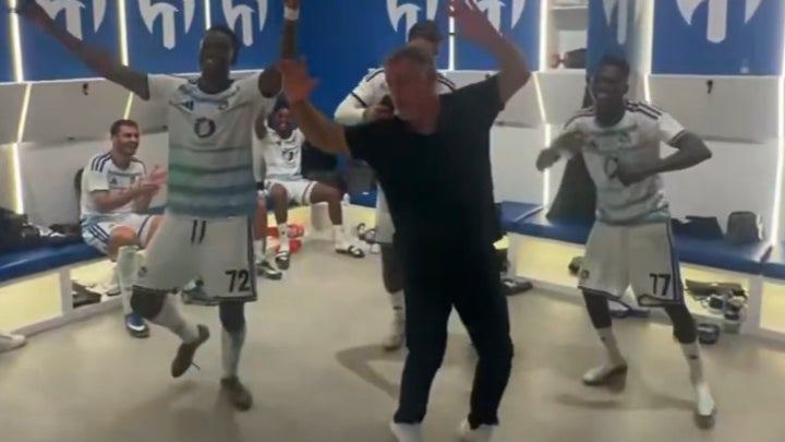 Arabie saoudite; la danse inattendue de Christophe Galtier dans les vestiaires du Neom SC régale les réseaux