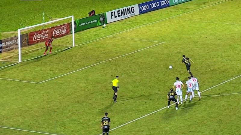 "Le ballon a rebondi sur son visage": le penalty totalement surréaliste marqué au Paraguay