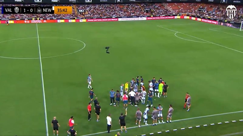 Violent tacle sur Elanga, bagarre générale... ça a dégénéré lors du match amical entre Valence et Newcastle
