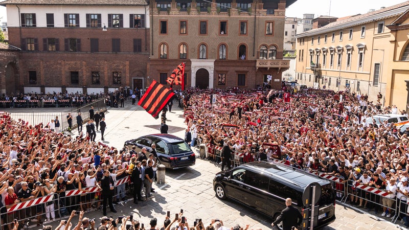 "Il n'y a qu'un seul capitaine": l'immense hommage des milliers de supporters de l'AC Milan lors des funérailles de la légende Franco Baresi