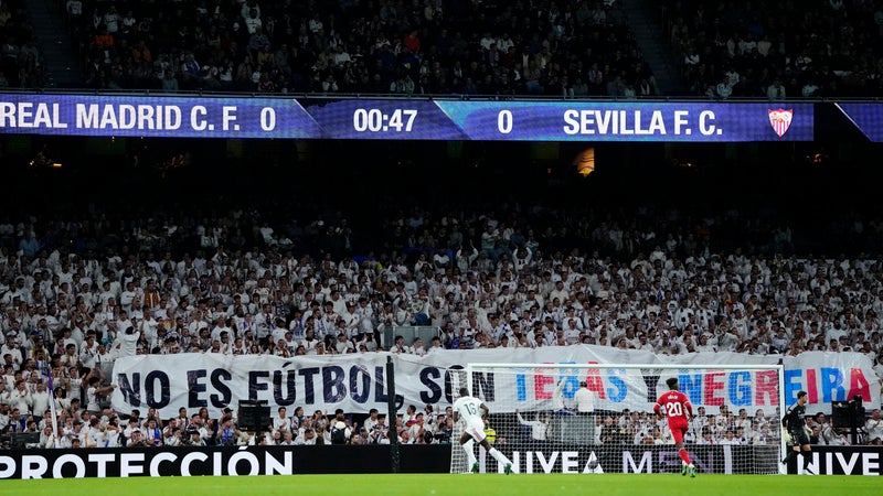 "Ce n'est pas du football, c'est Tebas et Negreira": la banderole hostile des supporters du Real Madrid à une semaine du Clasico