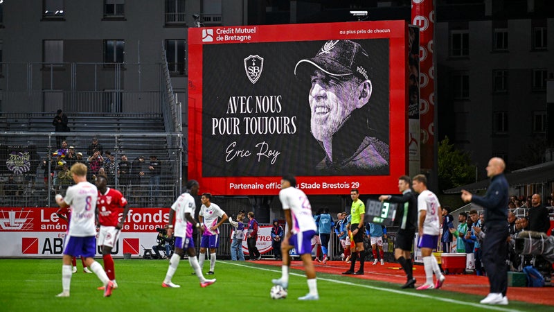 Banderoles, gerbes de fleurs et discours des proches: l'hommage riche en émotions à Eric Roy avant Brest-PSG