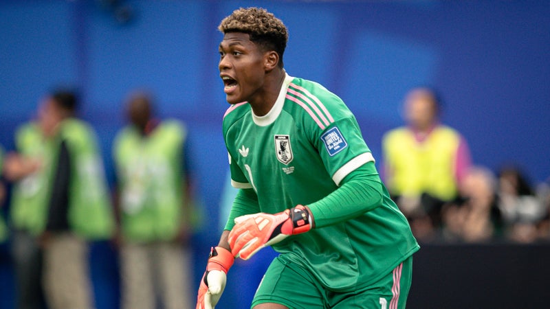 Mercato: le PSG serait intéressé par Zion Suzuki, selon la presse italienne
