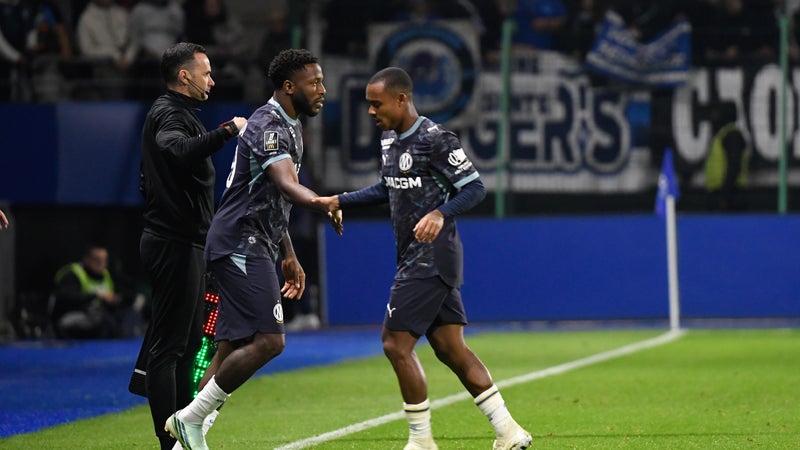 Troyes-OM: les images de la sortie houleuse de Paixao, qui ignore Genesio