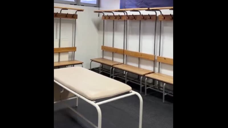 Bosnie-Italie: quelques bancs et une table... Le vestiaire façon "district" des Italiens à Zenica