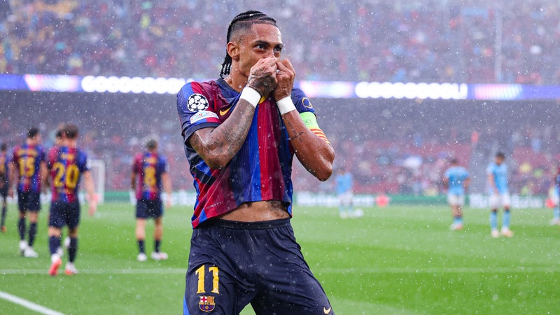 "Le meilleur joueur du monde", "de l'or pur"... la presse catalane subjuguée par le début de saison fantastique de Raphinha au Barça