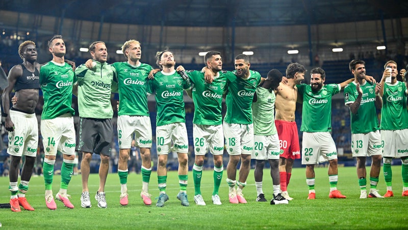 Ligue 2: les débuts canons de Saint-Etienne, qui cartonne à Sochaux et prend la tête du classement