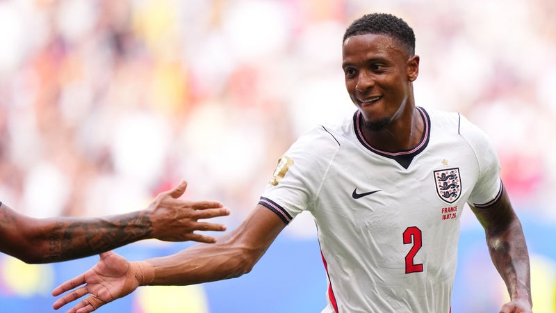 Mercato: Konsa officiellement à Arsenal, les Gunners tiennent le remplaçant de Saliba