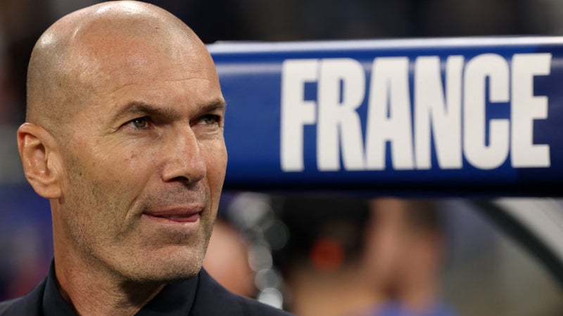 Ovation, banderole et vibrante Marseillaise: les images du retour triomphale de Zidane au Stade de France pour France-Italie