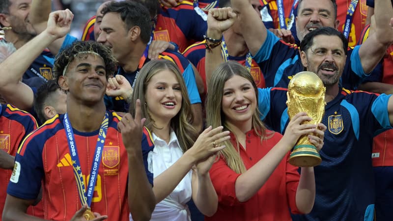 Elles ont bien grandi: 16 ans après, la photo culte des princesses Leonor et Sofia tenant le trophée rejouée (presque) à l'identique