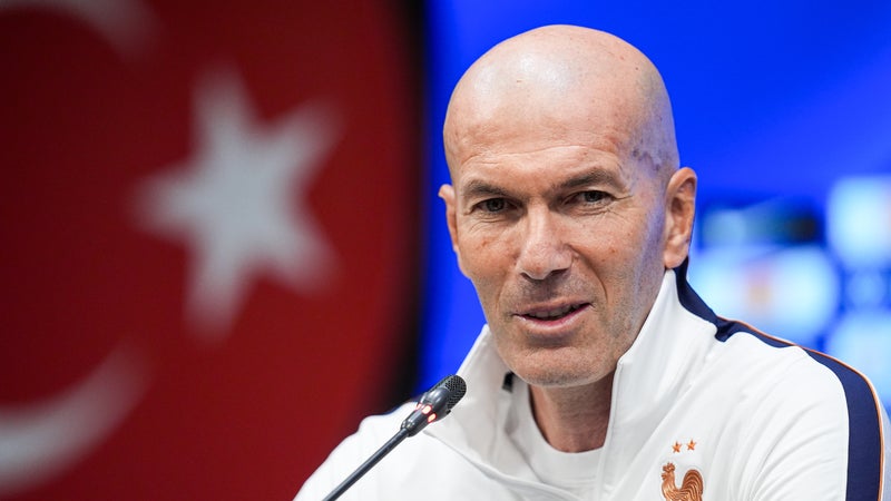 "Ouais, on fera ça après": fan de Zidane, un journaliste turc lui demande un autographe en pleine conférence de presse