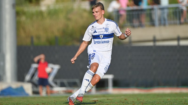 Ligue 3: quand un joueur du SC Bastia signe un plat du pied parfait... contre son camp
