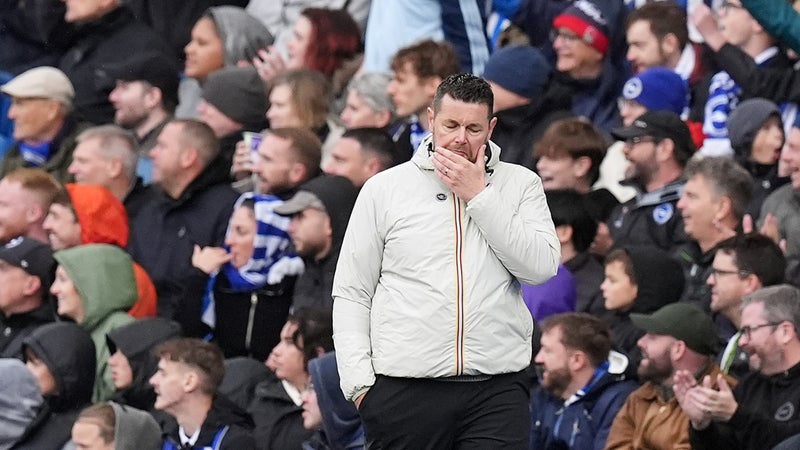 "Je suis désolé": Pierre Sage présente ses excuses et se sait en danger après la débâcle de Crystal Palace face à Brighton