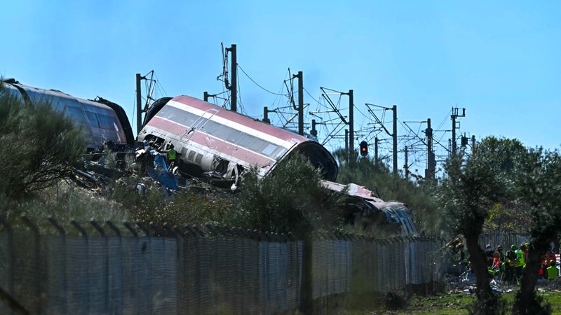 Collision mortelle de trains en Espagne: plusieurs dizaines de matchs reportés, le sport espagnol rend hommage aux victimes du tragique accident de TGV