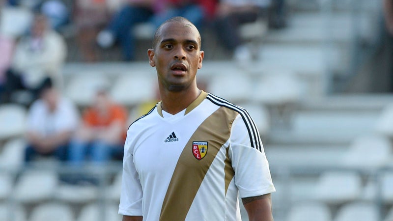 Ancien joueur de Botafogo qui avait réalisé un essai au RC Lens, Tássio Maia dos Santos meurt à 41 ans écrasé par un mur après une violente tempête à Rio de Janeiro