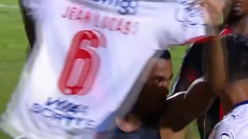 "Le football est devenu ennuyeux", la grosse provocation de l'ancien Lyonnais Jean Lucas qui a exhibé son maillot à la Messi