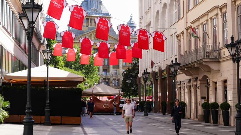 Maillots rouges d’Arsenal partout, voitures aux couleurs des clubs, chants parisiens: Budapest monte en température