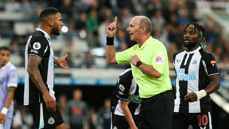 "25 minutes sans siffler": cet arbitre anglais se lançait des "jeux" en plein match de Premier League "pour blaguer"