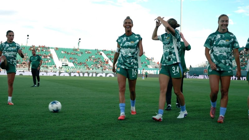 "Une chance sur un quindécillion": l'exceptionnel quadruple petit pont d'une footballeuse de Denver devient viral