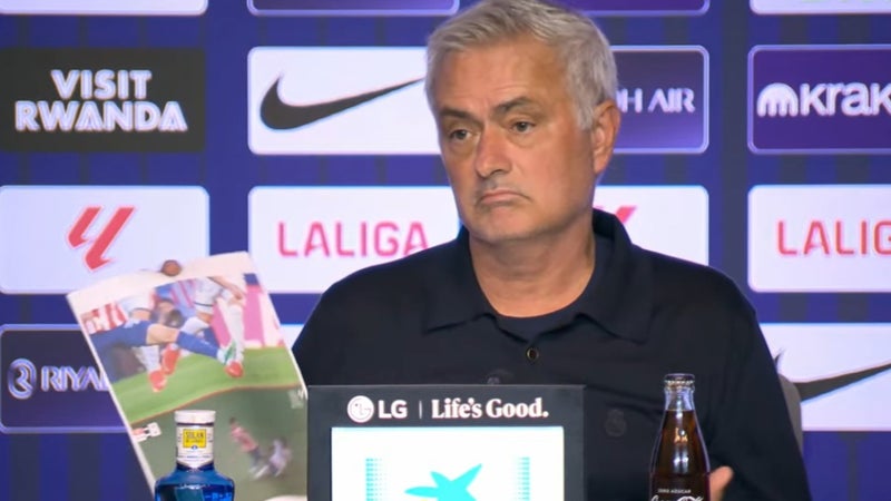 Real Madrid: le show José Mourinho, furieux contre l'arbitrage du derby et qui débarque avec deux photos imprimées en conférence de presse