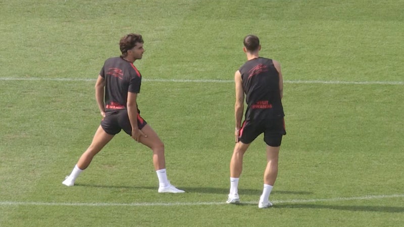 PSG: grands sourires, haie d'honneur, discussions avec Dembélé et Luis Enrique... Les images du premier entraînement de Ferran Torres