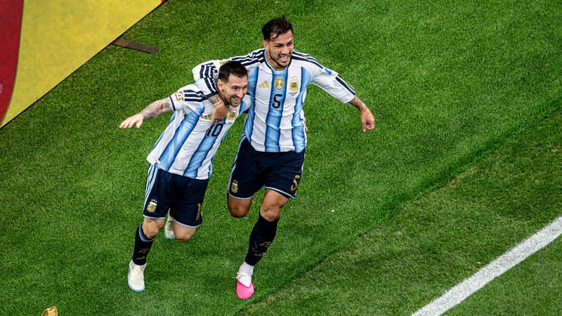 "Je pensais que j'étais préparé, mais je ne l'étais pas": l'émouvant hommage de Paredes à Messi après l'annonce de sa retraite internationale