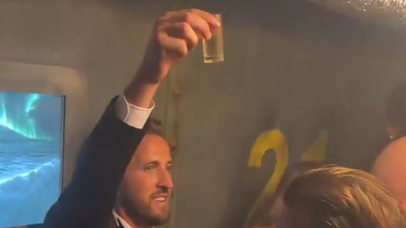 Ballon d'or: verre à la main, nain qui apporte les bouteilles... les images de la fête d'Harry Kane après sa victoire