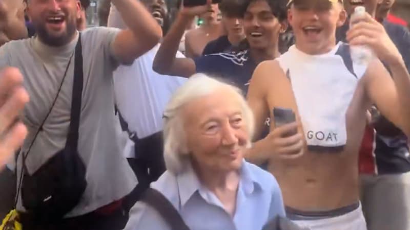 PSG: "Et pour mamie allez allez!", les supporters célèbrent avec une grand-mère aux anges dans une rue de Paris