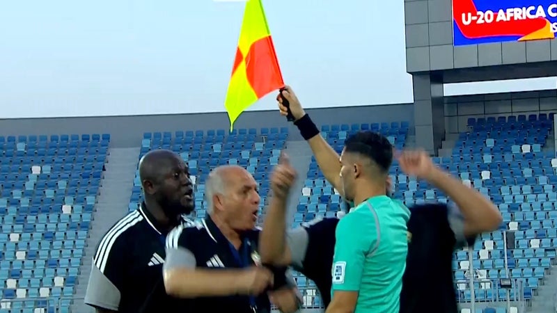 Tout le monde ne connaît pas la règle du hors-jeu: l'action décisive qui a rendu fou le banc de la Libye contre la Tunisie en U20