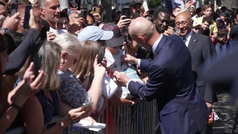 Banderoles, fumigènes... Les images de communion entre Zidane et les supporters des Bleus devant le siège de la FFF