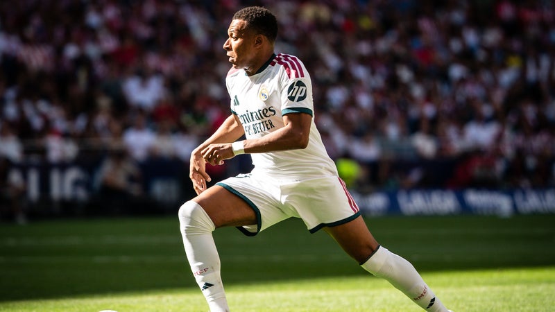 Après sa signature avec On, Mbappé a masqué la virgule Nike sur ses chaussures pour le derby de Madrid