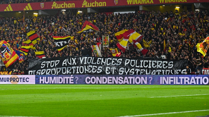 Lens-Lyon: la banderole des ultras lensois contre les violences policières
