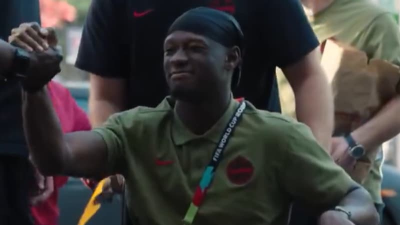Jambe cassée mais sourire aux lèvres: les images émouvantes d'Ismaël Koné retrouvant ses coéquipiers après son opération