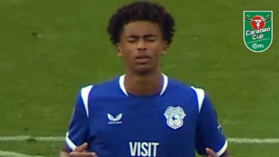Qui est Noah Anyadike, le défenseur gallois de 15 ans, devenu le plus jeune joueur de l'histoire de la Carabao Cup?