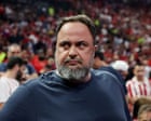 Marinakis, propriétaire de la forêt de Nottingham, poursuit Crystal Palace pour une bannière de fan