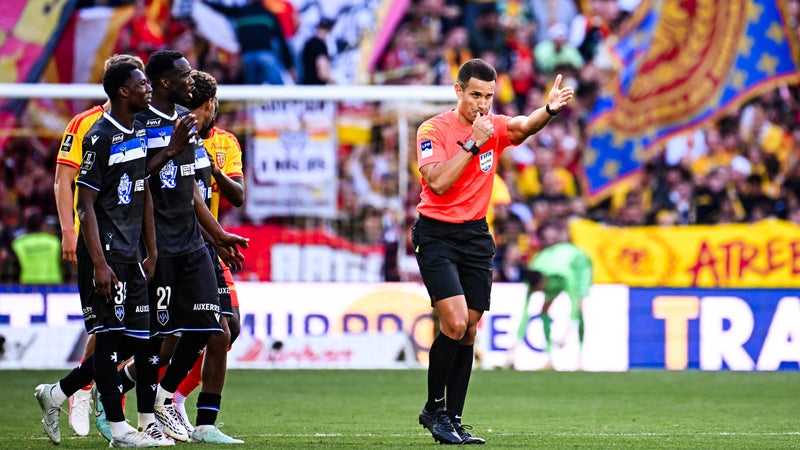 Ligue 1: la direction de l'arbitrage reconnait une grosse erreur sur le premier but de Lens contre Auxerre