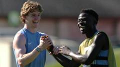 Saka s'entraîne avec l'équipe d'Angleterre avant le match contre le Ghana