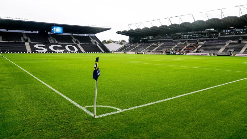 La place à moins de 13 euros à Angers, le Paris FC bon dernier... Quel club de Ligue 1 a l'abonnement le moins cher par rapport au salaire moyen?