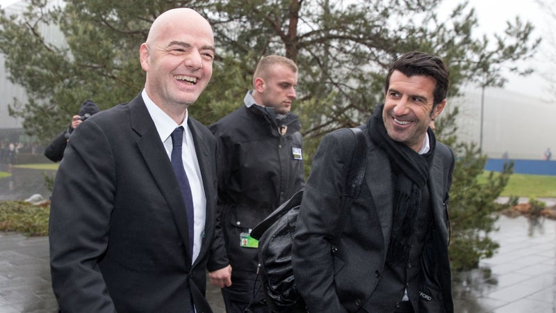 "Vente de la Coupe du monde": "Il est trop tard pour sauver sa dignité mais pas pour sauver le football", Luis Figo dézingue le patron de la Fifa et réclame sa démission