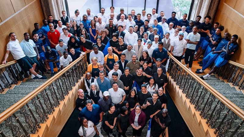 Equipe de France: l'émouvante haie d'honneur des employés du camp de base des Bleus avant leur départ pour Miami