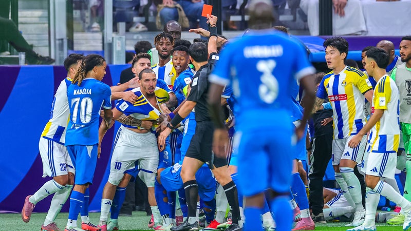 Le pétage de plomb de Bennacer, exclu pour avoir tiré les cheveux d'un adversaire lors de sa première avec Al-Gharafa