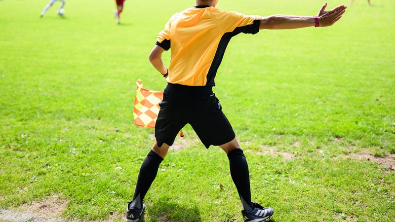 "C'est là où il m'a mis le coup de poing", un arbitre amateur raconte sa terrible agression