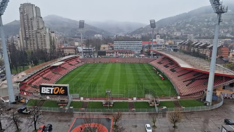 Bosnie-Italie: "Une voiture, des granulés de chauffage, une tonne de pommes de terre", un habitant de l’immeuble surplombant le stade croule sous les demandes farfelues
