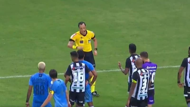 Ligue 1: quand un arbitre brésilien avait déjà utilisé l'astuce de M. Léonard pour que les joueurs arrêtent de contester