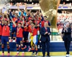 Donald Trump et Gianni Infantino hués avant que le président américain ne tente d'interrompre les célébrations en Espagne